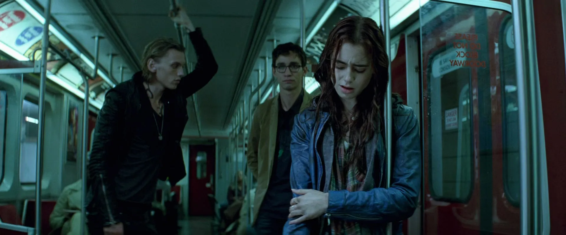 The Mortal Instruments: City of Bones (2013) Dual Audio Hindi 480p BluRay 400MB Screenshot